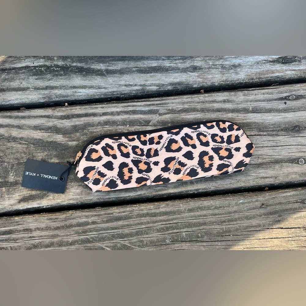 KENDALL & KYLIE LEOPARD PRINT COSMETIC BAG NWT